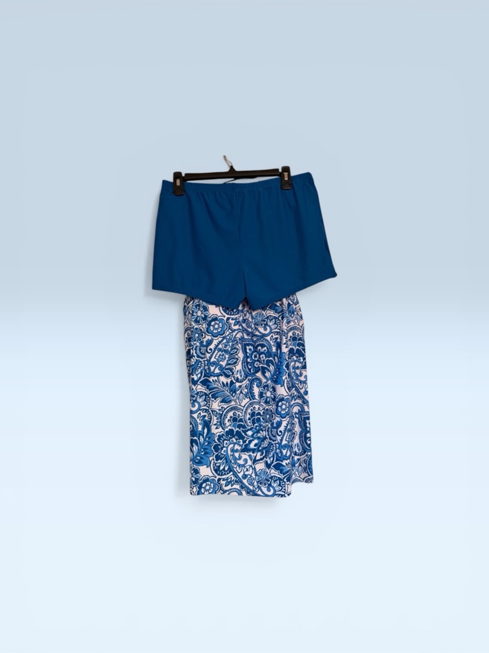 Blue Paisley 2 piece swim suit.  Plus size 
Excellent condition,